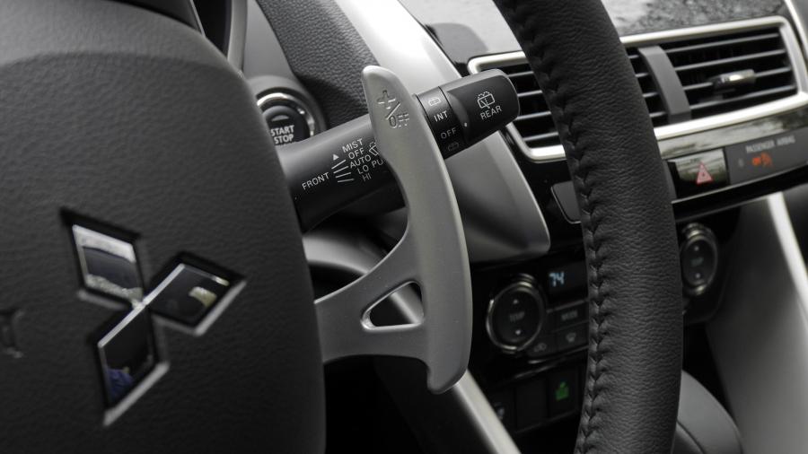 Детали интерьера Mitsubishi Eclipse Cross 2018 года  (NA) (фото 54 из 63)